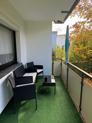 KELKHEIM-TAUNUS: Großzügige und renovierte 2-3 
Zimmer Wohnung mit Balkon !