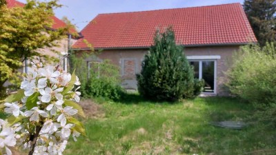 Großes Grundstück mit sanierungsbedürftigem Haus