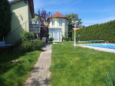 Schönes Wohnhaus mit Pool in Aussichtslage
