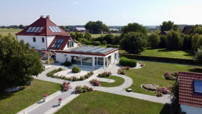 Technisch und energetisch Neuwertige Villa mit Pool, luxuriösem Wellnessbereich, Parkgrundstück.