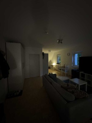 Vollständig möblierte Wohnung, gut angebunden