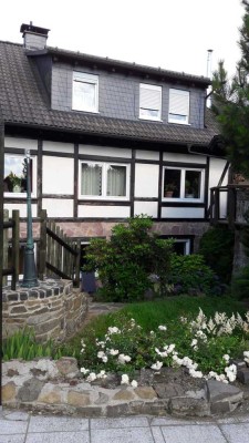 Freundliche 3-Zimmer-Souterrain-Wohnung mit Balkon und EBK in Herscheid