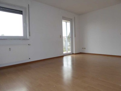 Schöne 3 Zimmerwohnung mit Balkon und 2 Stellplätzen