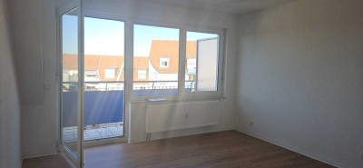 Renovierte 2- Zimmerwohnung mit Balkon in Halle *** AUFZUG ***