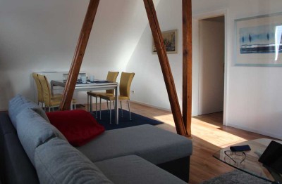 Privat: Schöne, helle möblierte DG-Wohnung in Toplage ab sofort