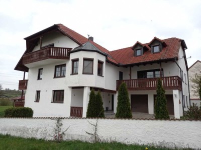 Erstbezug mit Balkon: Ansprechende 4-Zimmer-DG-Wohnung mit geh. Innenausstattung in Neustadt / Aisch