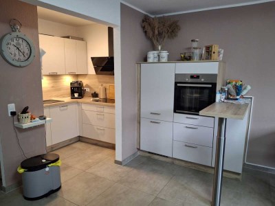 Moderne Maisonette-Wohnung mit Balkon
