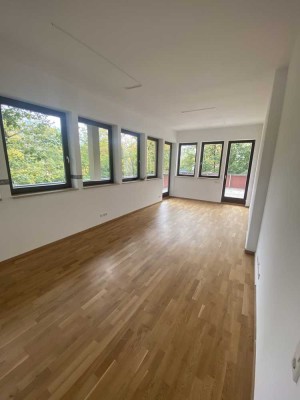 Moderne 3-Zimmer Wohnung mit riesigem Balkon und Klimaanlage!