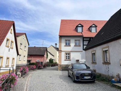 Stilvolle 3-Raum-DG-Wohnung im Baudenkmal in Hallstadt