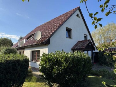 Großzügiges Einfamilienhaus mit Doppelcarport und Obstgarten