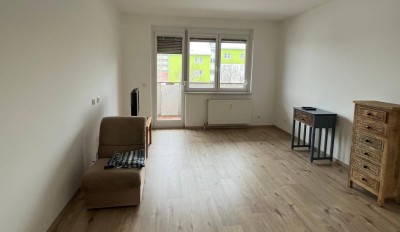 3 Zimmer Wohnung neu renoviert mit Balkon privat