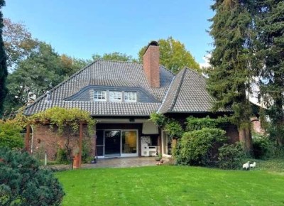 - Wohnhaus im Landhausstil mit gepflegtem, großen Garten in Waldrandwohnlage  -