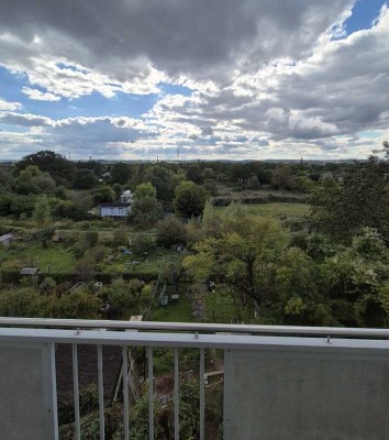 Selber nutzen? Gepflegte 2-Zimmer mit SW-Balkon, Tageslichtbad und Fernblick!