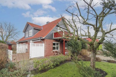 Zögern Sie nicht: Modernisiertes Einfamilienhaus mit ELW und Garten,  Carport und 3 Freistellplätzen