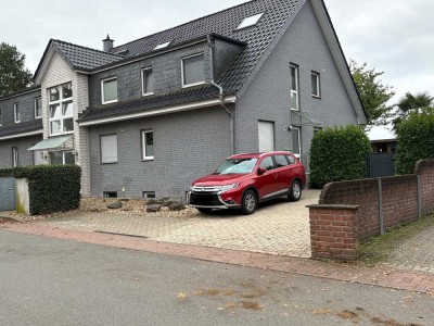 Schöne, ruhig gelegene 4 Zimmer EG-Wohnung mit eigenem Garten, Stellplatz, Garage uvm.