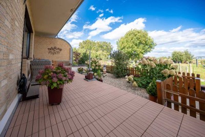 Zuhause auf dem Land – Hochparterre-Wohnung mit Terrasse und Garage