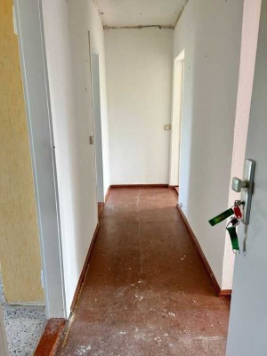 // 4 Monate Miete sparen + Herrichten nach eigenen Wünschen  ** unsanierte 2 - Raumwohnung //