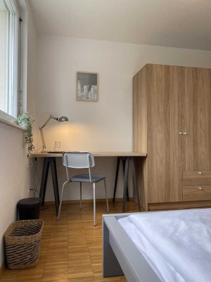 WG-Einzelzimmer möbliert groß im Dachgeschoss hinten rechts