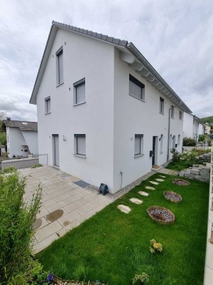 helle DHH mit Terrasse, Homeoffice,  Stellplatz und integrierter Garage