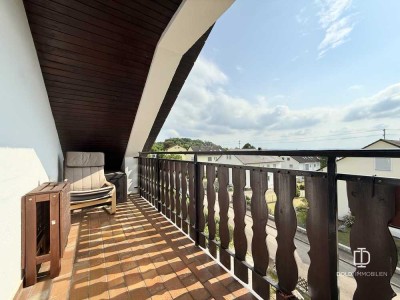 Helle Dachgeschosswohnung mit Balkon, Außenstellplatz und Gartenanteil