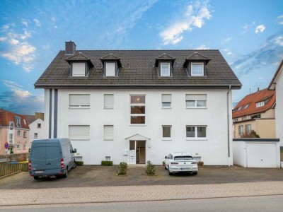 RENOVIERTE DG-WOHNUNG (2. ETAGE), NEUES BADEZIMMER, STELLPLATZ KEIN BALKONZENTRALE LAGE