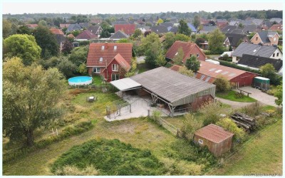 Die Ranch am Stadtrand: 2 Wohnhäuser mit 4ha Hauskoppel, Pferdestall, Reitplatz, Gerätehalle u.v.m.