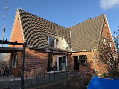 Schön großzügiges und familiengerechtes Zweifamilienhaus mit zwei Garagen und Garten!!