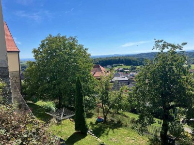 Romantische 3-Zimmer-Maisonette im Denkmalbau in Schlossnähe mit phantastischem Panoramablick