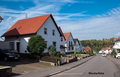 Einfamilienhaus nebst Garagen