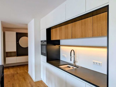 Neuwertige 3-Zi-Whg. mit 2 Bädern & 2 TG-Plätzen – Schreinerküche, teilmöbliert, zentral