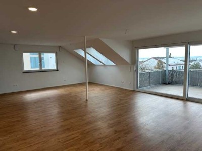 Neuwertige 4,5-Zimmer-Dachgeschosswohnung 2.OG mit geh. Innenausstattung mit Balkon und EBK