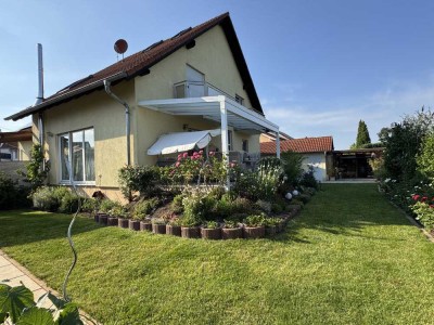 Hochwertige Doppelhaushälfte mit schönem Grundstück in bevorzugter Ortsrandlage