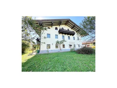 Großzügiges Wohnerlebnis mit Stil - charmante Wohnung in ehemaligem Bauernhaus mit zwei Garagen
