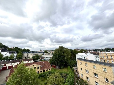 Helle Dachgeschosswohnung mit Weitblick über Flensburg – 2 Balkone, 2 Bäder, Einbauküche