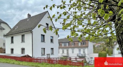 Vielseitiges Zweifamilienhaus mit ausgebautem Dachgeschoss, Garten, Freisitz und Doppelgarage
