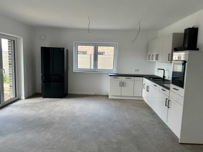 Erstbezug mit Balkon und EBK: Geschmackvolle 2-Zimmer-Erdgeschosswohnung mit geh. Innenausstattung