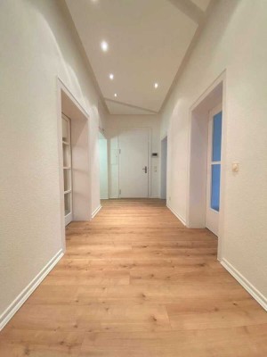 Rarität im Justizviertel: Repräsentative 5-Zimmer-Altbauwohnung mit Küche, Ankleide & Balkon