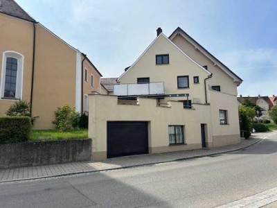 Wunderschönes, kernsaniertes Zweifamilienhaus mit Garage, Balkon und Terrasse in zentraler Stadtlage