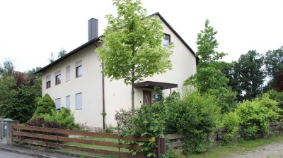 Freundliche 4-Raum-EG-Wohnung mit EBK und Terrasse in Eckental/Oberschöllenbach