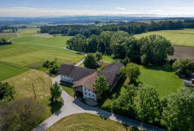 Hofanwesen mit Wald, Weiden, Wiesen und Äckern