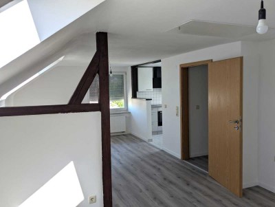Remshalden: Helle, moderne 2,5-Zi-DG-Whg mit neuer EBK, 64 m², KM 825 € + EBK 85 € + NK 120 € + KT