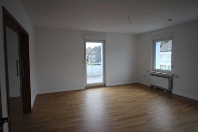 Frisch sanierte 3-Zimmer Wohnung mit Terrasse & Balkon !