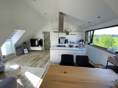 Gepflegte 3 Zimmer-Dachgeschosswohnung mit kleiner Terrasse und EBK in Buxheim