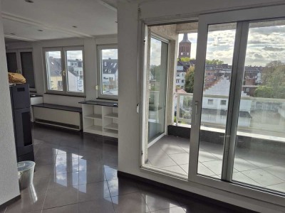 Offene Penthouse-Wohnung auf 2 Ebenen mit geh. Innenausstattung mit Balkon und EBK in Düsseldorf