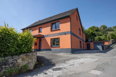 Teilmodernisiertes Zweifamilienhaus mit Garage und Stellplatz auf 566 m² Grundstück