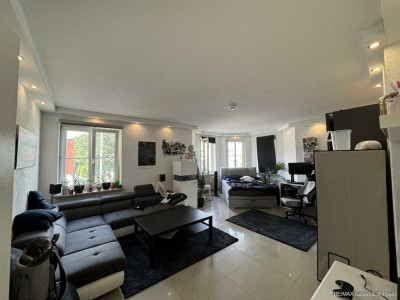 Studenten WG Angebot!
Große und gemütliche 120m² - 4 Zimmerwohnung mit Balkon zu vermieten.