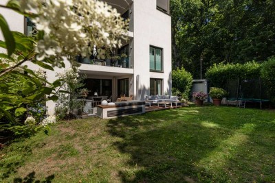 Moderne, energieeffiziente Wohnung mit eigenem Garten und herrlichem Blick in Wald und Park