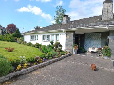Gediegenes Wohnen mit Schwimmbad und schönem parkähnlich angelegtem Garten in Villenlage
