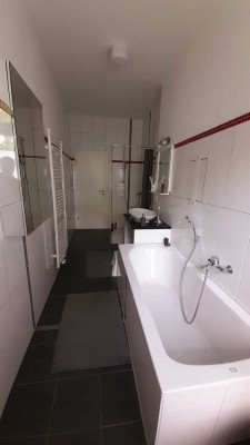 San. Altbauwohnung im Dichterviertel mit EBK und Balkon