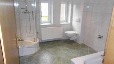 *Supergünstige 2-Zimmer mit Laminat, Dusche und Wanne in idyllischer Lage!*